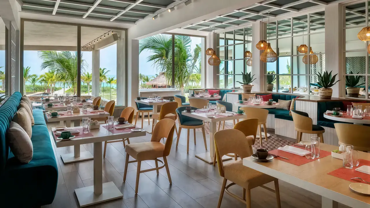Jasna restauracja w hotelu Catalonia Grand Costa Mujeres