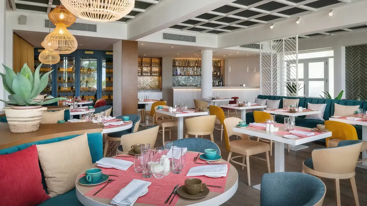 Restauracja w Catalonia Grand Costa Mujeres z nakrytymi do posiłku stolikami