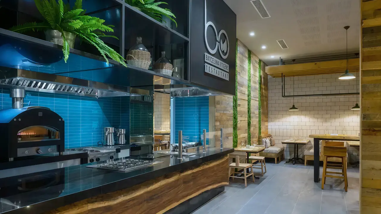 Wnętrze restauracji w Catalonia Grand Costa Mujeres z piecem do pizzy