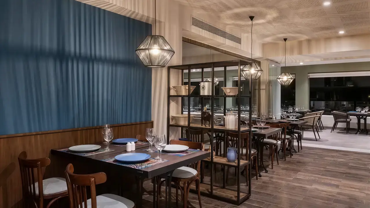 Elegancka restauracja w Catalonia Grand Costa Mujeres z ustawionymi stolikami