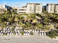 Widok na kompleks budynków Catalonia Grand Costa Mujeres i plażę