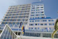Elewacja budynku Catalonia Las Vegas na tle błękitnego nieba