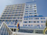 Elewacja budynku Catalonia Las Vegas na tle błękitnego nieba