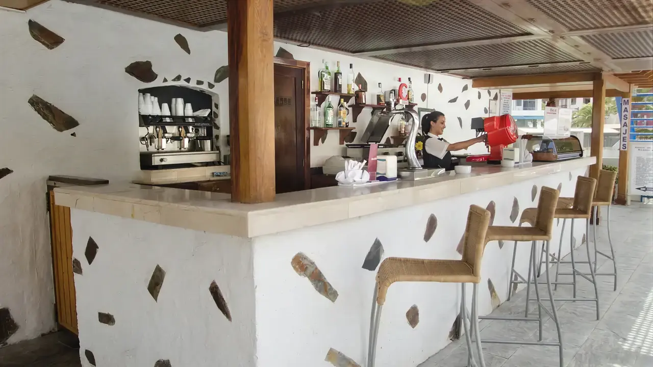 Bar z wysokimi krzesłami w Catalonia Las Vegas