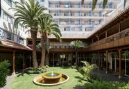 Wewnętrzny dziedziniec z fontanną w Catalonia Las Vegas