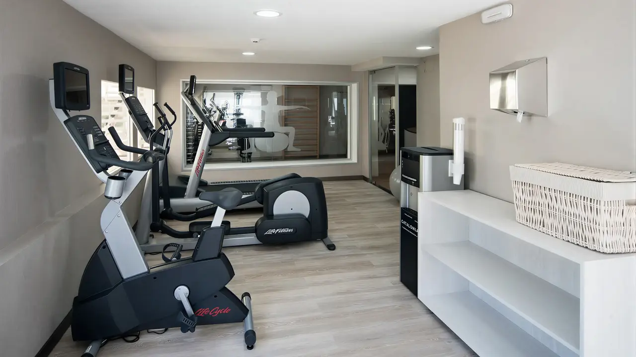 Siłownia z urządzeniami fitness w Catalonia Las Vegas