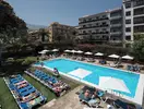 Basen z leżakami w hotelu Catalonia Las Vegas