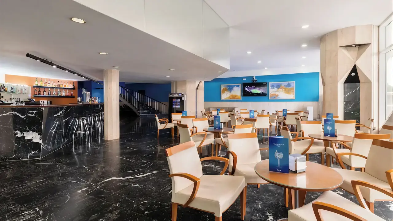 Bar z eleganckimi stolikami i krzesłami w Catalonia Las Vegas