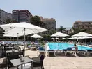 Basen z leżakami i parasolami w Catalonia Las Vegas