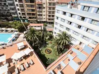 Widok na budynki i basen w Catalonia Las Vegas