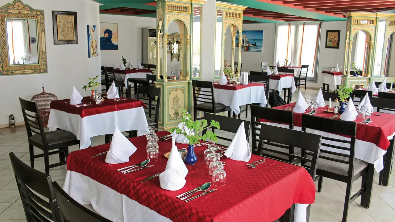 Restauracja w Cedriana z nakrytymi stołami