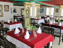 Restauracja w Cedriana z nakrytymi stołami