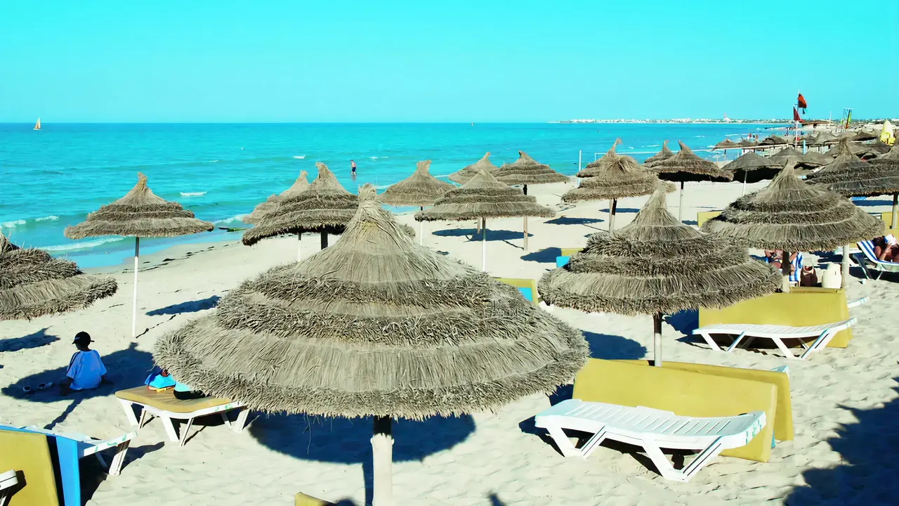 Plaża z parasolami i leżakami w Cedriana