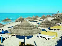 Plaża z parasolami i leżakami w Cedriana