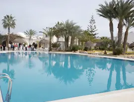 Basen w hotelu Cedriana z palmami
