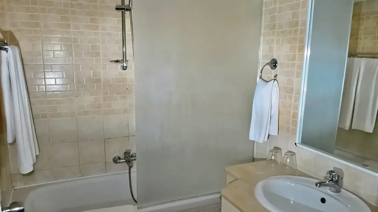 Łazienka w hotelu Cedriana z wanną i umywalką