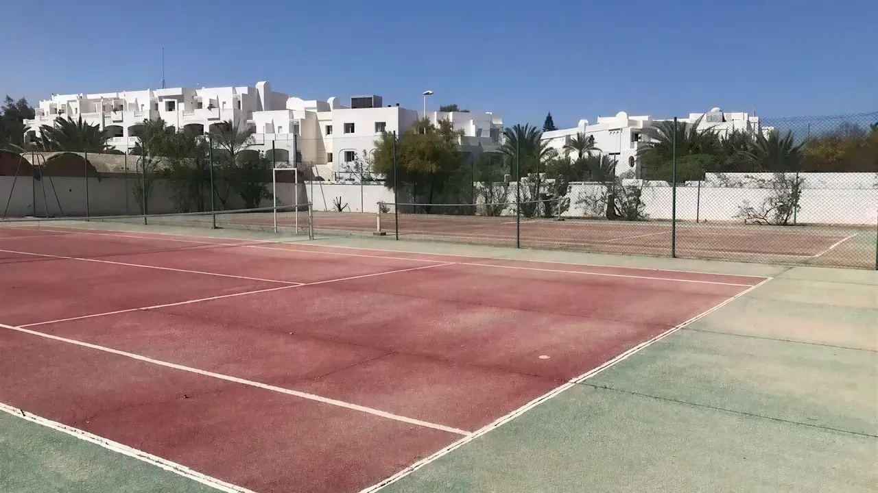 Kort tenisowy w hotelu Cedriana