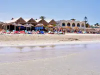 Plaża z leżakami i parasolami w Cedriana