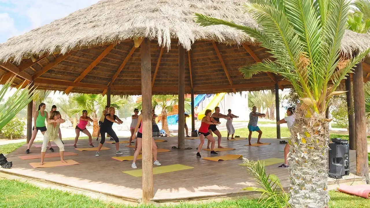 Zajęcia fitness w Cedriana pod zadaszeniem