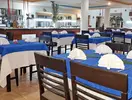 Restauracja w Cedriana z nakrytymi stołami