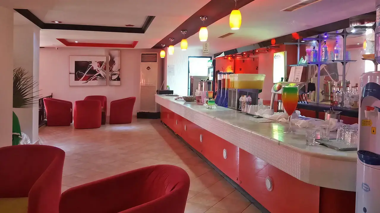 Bar z czerwonymi fotelami w Cedriana
