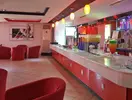 Bar z czerwonymi fotelami w Cedriana