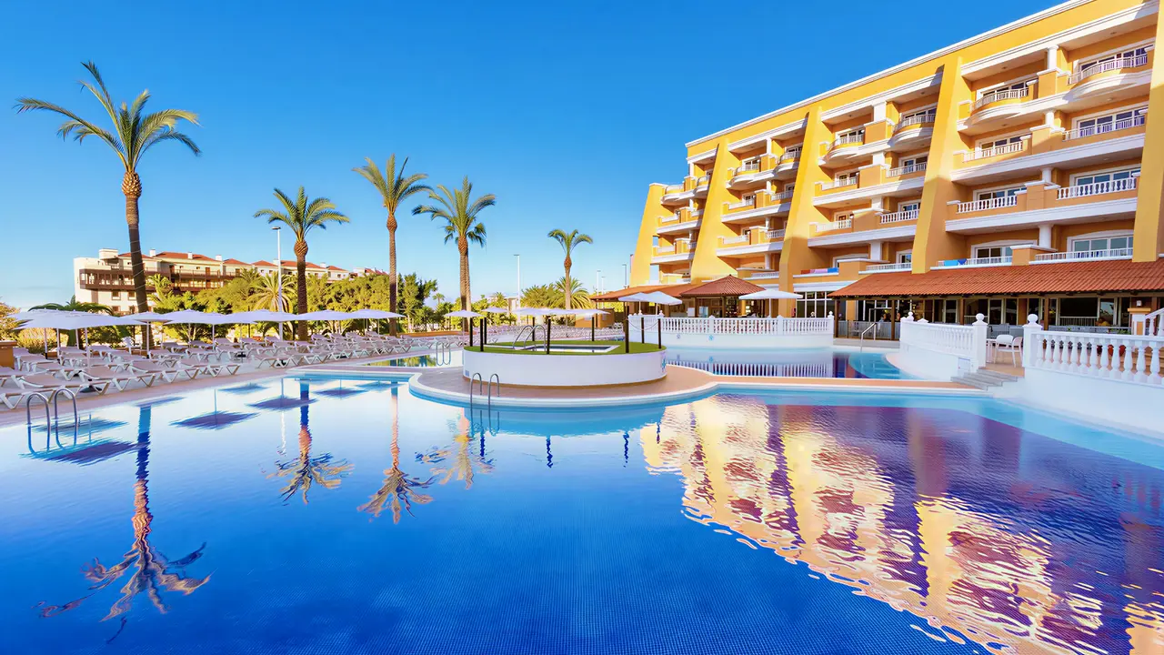 Basen zewnętrzny w hotelu Chatur Playa Real Resort