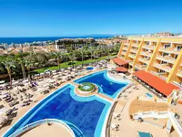 Widok na kompleks Chatur Playa Real Resort z basenem