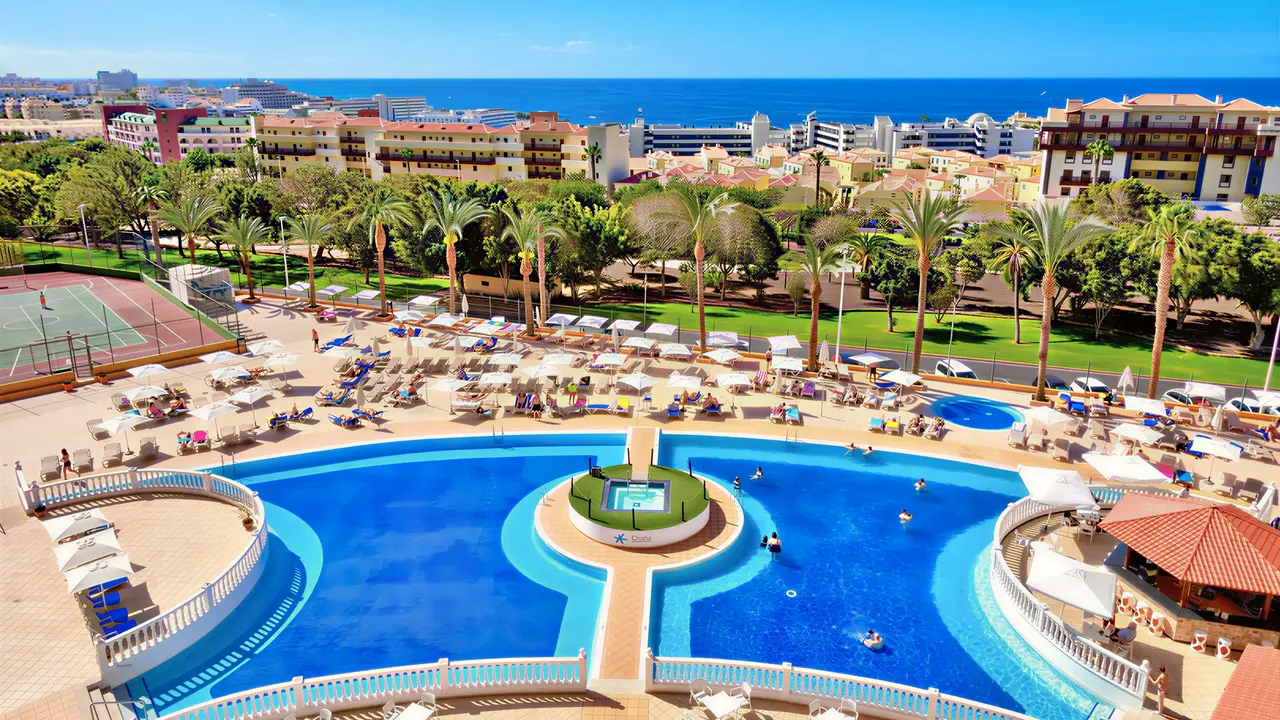 Widok na kompleks i baseny w Chatur Playa Real Resort