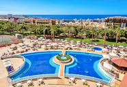 Widok na kompleks i baseny w Chatur Playa Real Resort