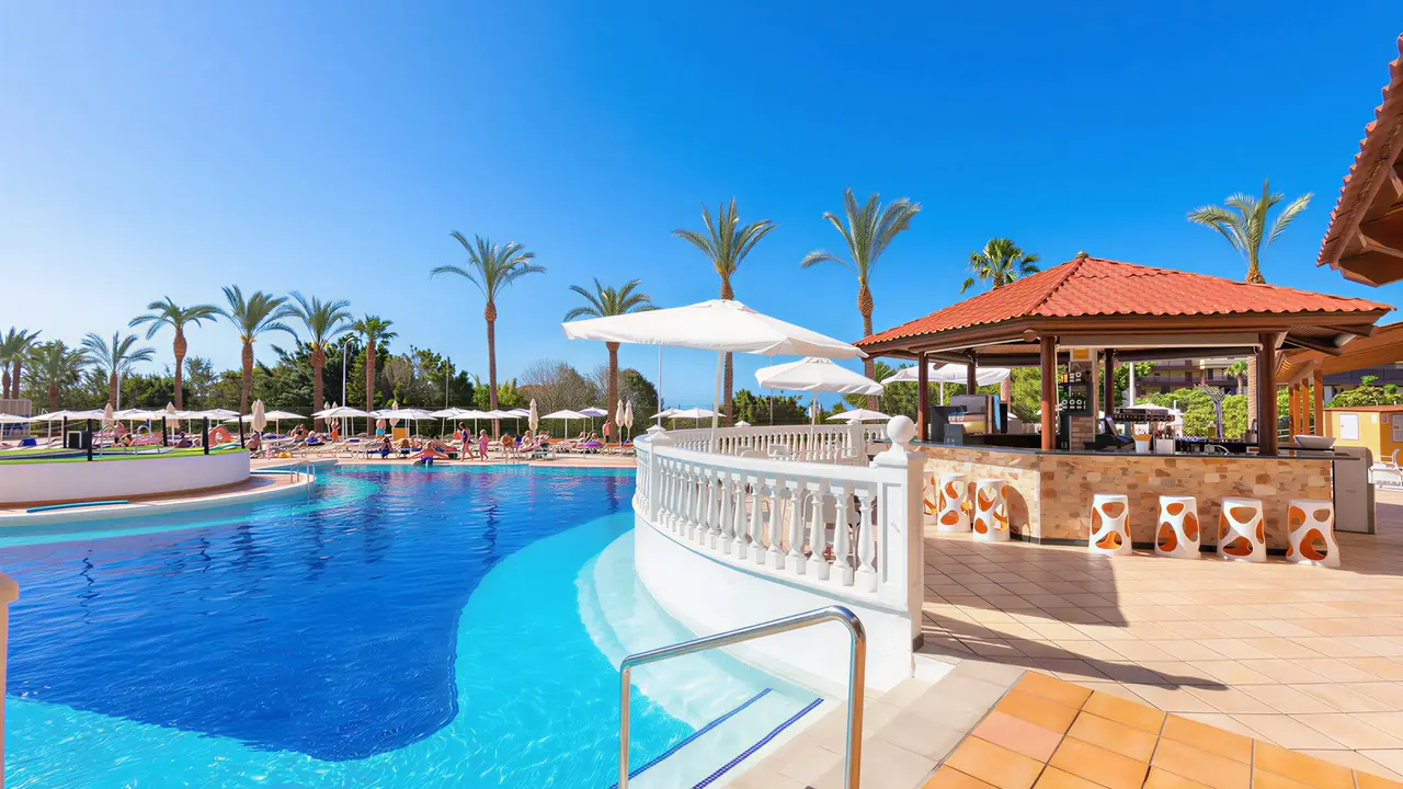 Bar przy basenie w Chatur Playa Real Resort