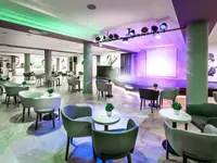Sala z sceną i oświetleniem w Chatur Playa Real Resort