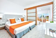 Jasny pokój z łóżkami w Chatur Playa Real Resort