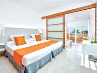 Jasny pokój z łóżkami w Chatur Playa Real Resort