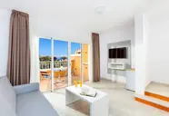 Jasny salon z tarasem w Chatur Playa Real Resort