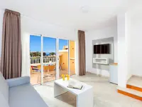 Jasny salon z tarasem w Chatur Playa Real Resort
