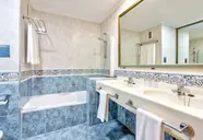 Łazienka w Chatur Playa Real Resort z wanną i umywalką