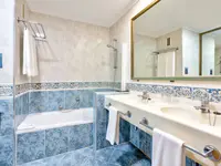 Łazienka w Chatur Playa Real Resort z wanną i umywalką