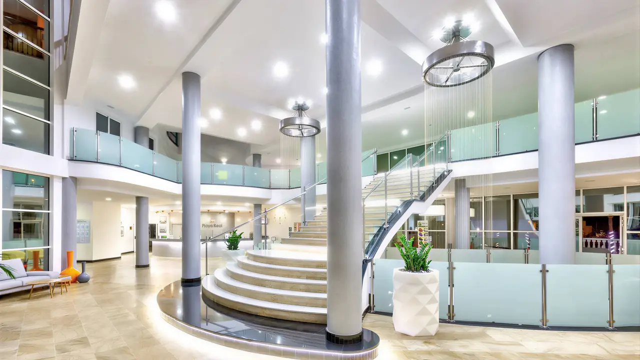 Nowoczesne lobby w Chatur Playa Real Resort z białymi schodami