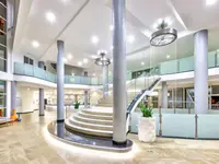 Nowoczesne lobby w Chatur Playa Real Resort z białymi schodami