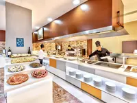 Bufet z jedzeniem w Chatur Playa Real Resort