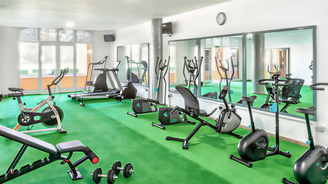 Siłownia z urządzeniami fitness w Chatur Playa Real Resort