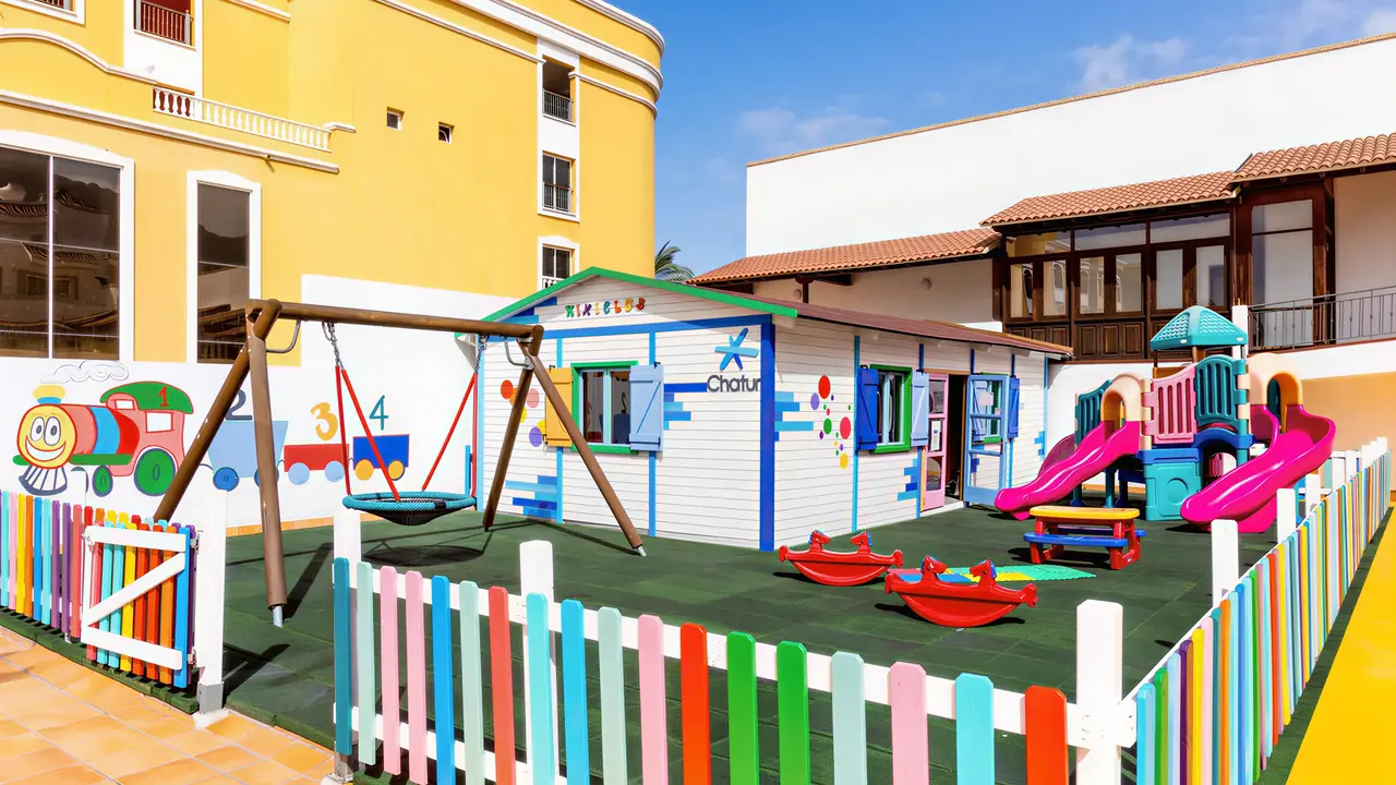Kolorowy plac zabaw dla dzieci w Chatur Playa Real Resort