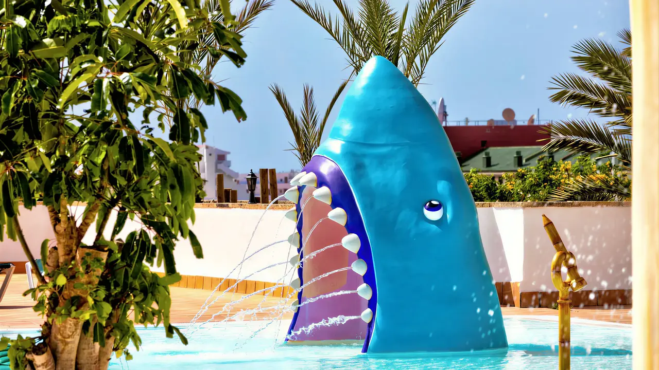 Wodna konstrukcja w kształcie rekina w Chatur Playa Real Resort