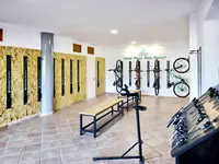 Pomieszczenie z rowerami i narzędziami w Chatur Playa Real Resort