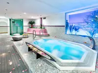 Strefa spa z jacuzzi w Chatur Playa Real Resort