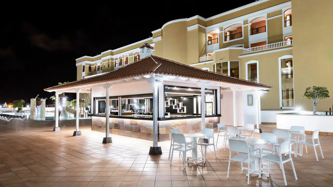 Restauracja na zewnątrz w Chatur Playa Real Resort nocą