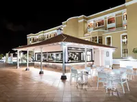 Restauracja na zewnątrz w Chatur Playa Real Resort nocą