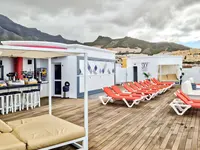 Bar z leżakami na tarasie w Chatur Playa Real Resort