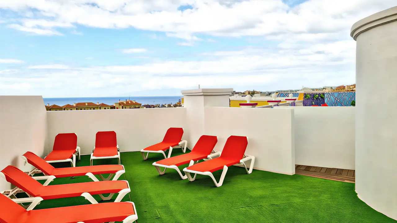 Taras z czerwonymi leżakami w Chatur Playa Real Resort